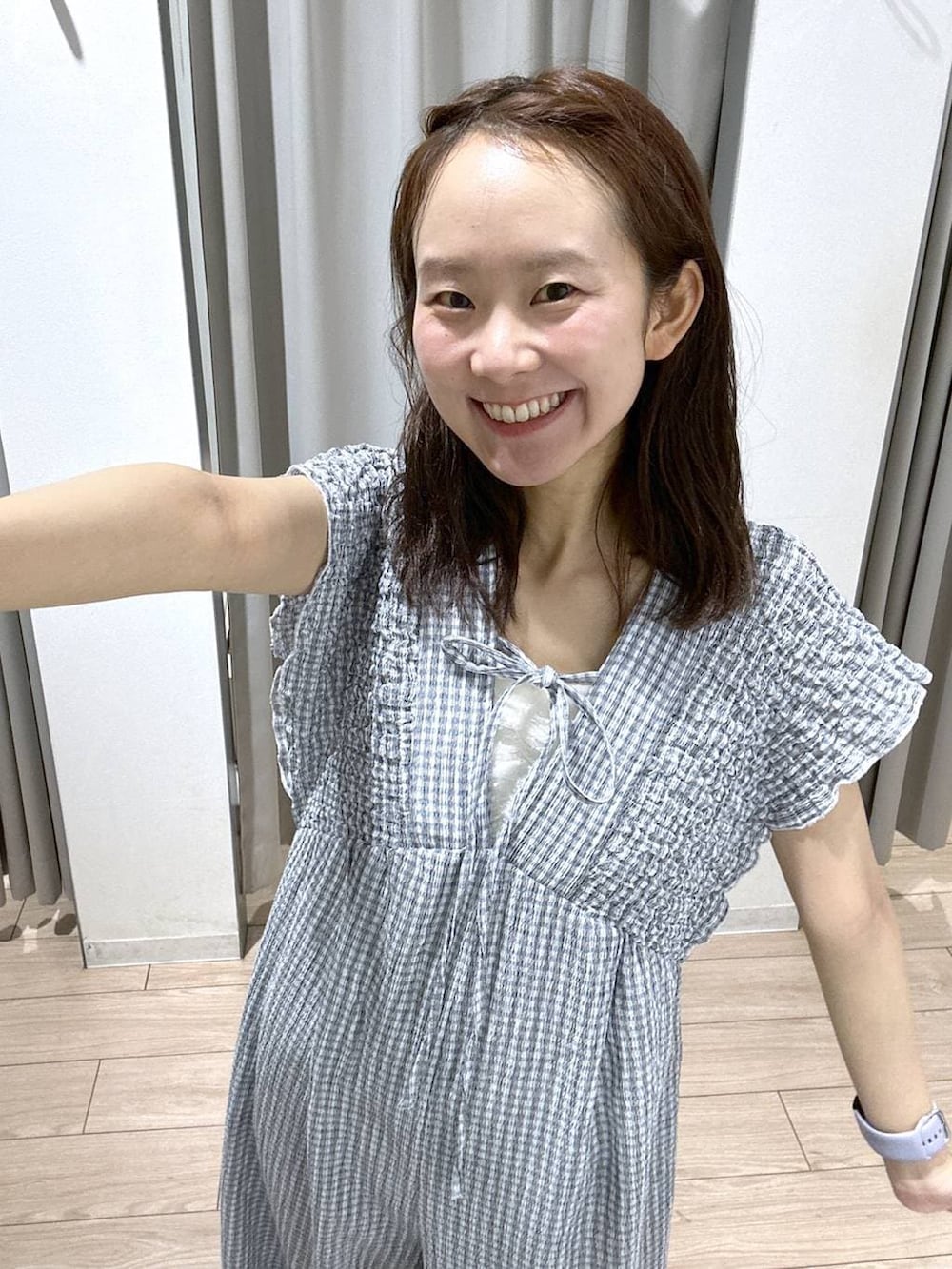 ブルー系のサロペット/オーバーオール、ホワイト系のキャミソールを着用したレディースの夏コーディネートの2枚目の写真