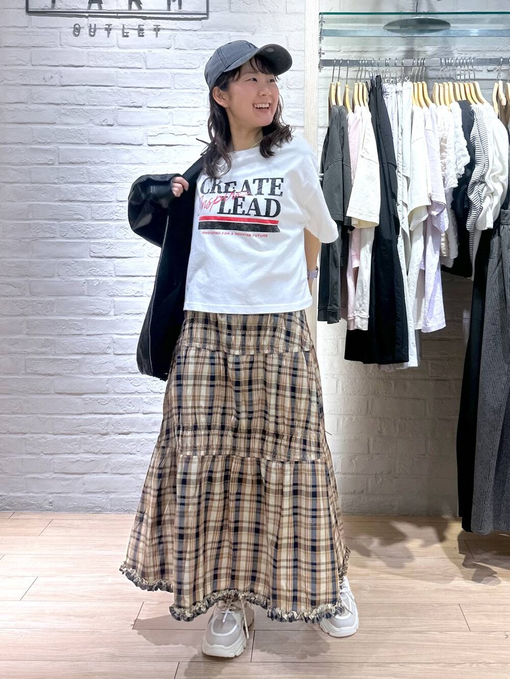 ブラック系のブルゾン、ブラック系のバックパック/リュック、ベージュ系のスニーカーを着用したレディースの春コーディネートの3枚目の写真