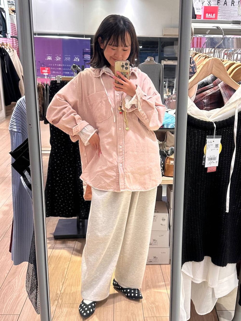 グレー系のスウェットパンツ、ホワイト系のシャツ/ブラウス、ピンク系のシャツ/ブラウスを着用したレディースの冬コーディネートの6枚目の写真