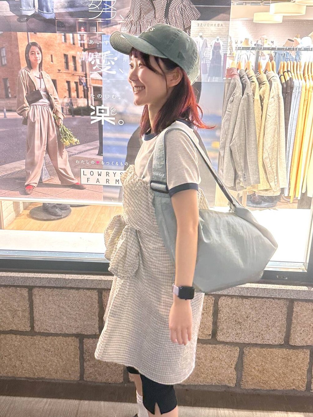 ブラウン系のローファー、グレー系のTシャツ/カットソー、ブルー系のショルダーバッグを着用したレディースの春コーディネートの3枚目の写真