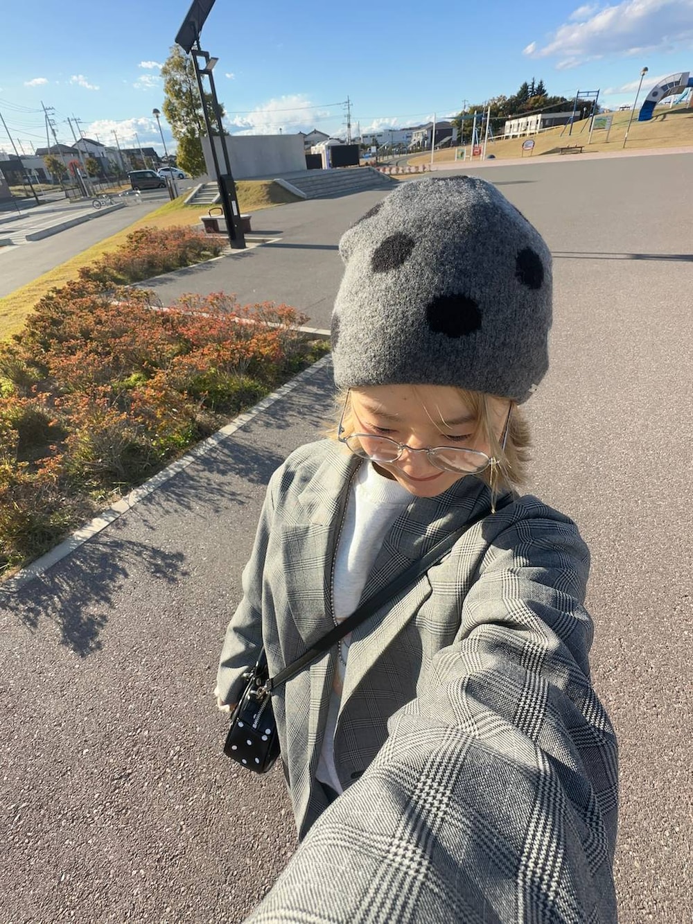 グレー系のテーラードジャケット、グレー系のニットキャップ/ビーニーを着用したレディースの秋コーディネートの2枚目の写真