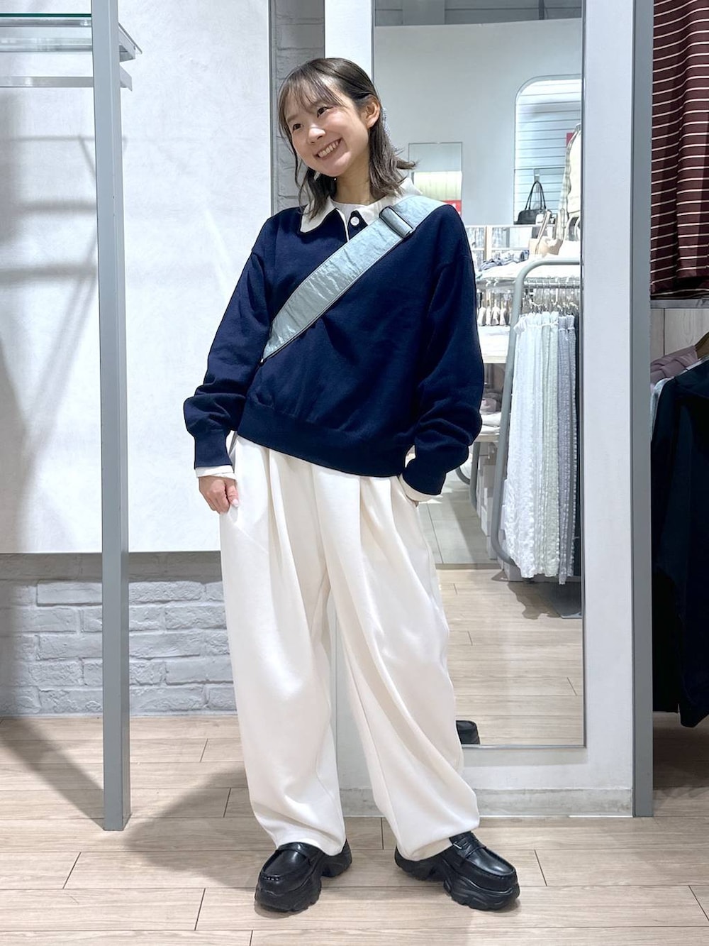 ベージュ系のTシャツ/カットソー、ベージュ系のスウェットパンツ、ブラック系のローファーを着用したレディースの春コーディネートの6枚目の写真