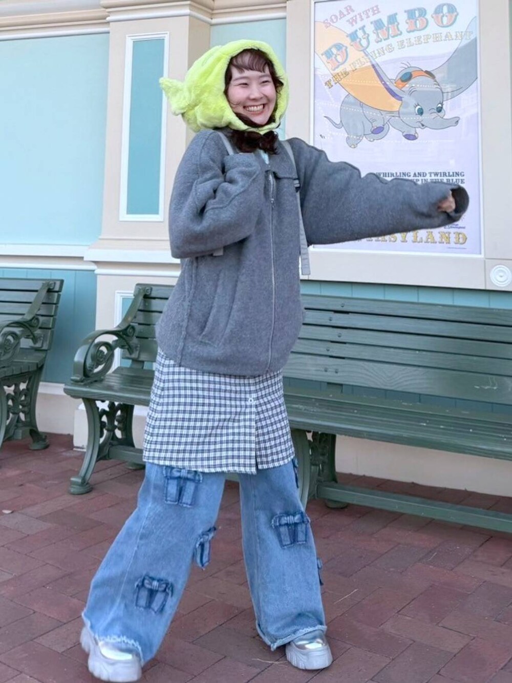 グレー系のバックパック/リュック、グレー系のブルゾンを着用したレディースの冬コーディネートの5枚目の写真