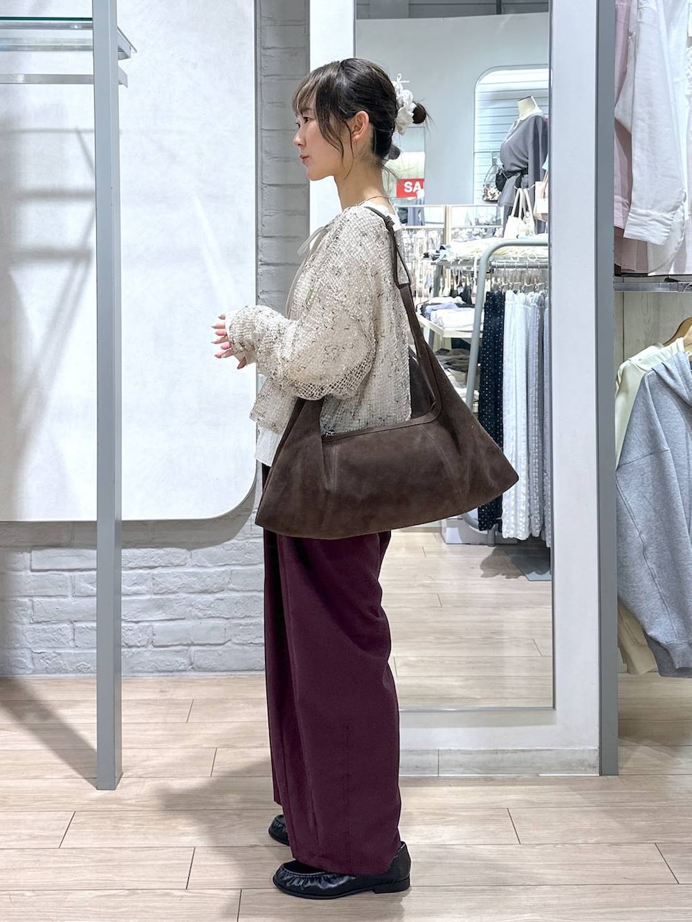 ベージュ系のTシャツ/カットソー、パープル系のその他パンツ、ブラウン系のショルダーバッグを着用したレディースの春コーディネートの2枚目の写真