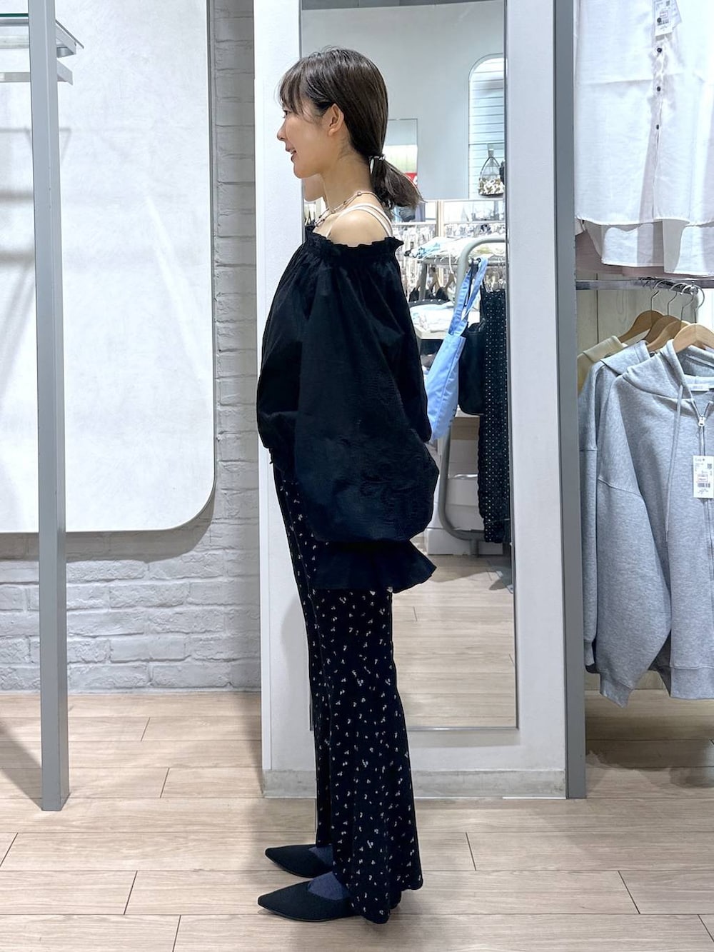 ホワイト系のTシャツ/カットソー、ブラック系のパンプス、ブラック系のその他パンツを着用したレディースの春コーディネートの3枚目の写真