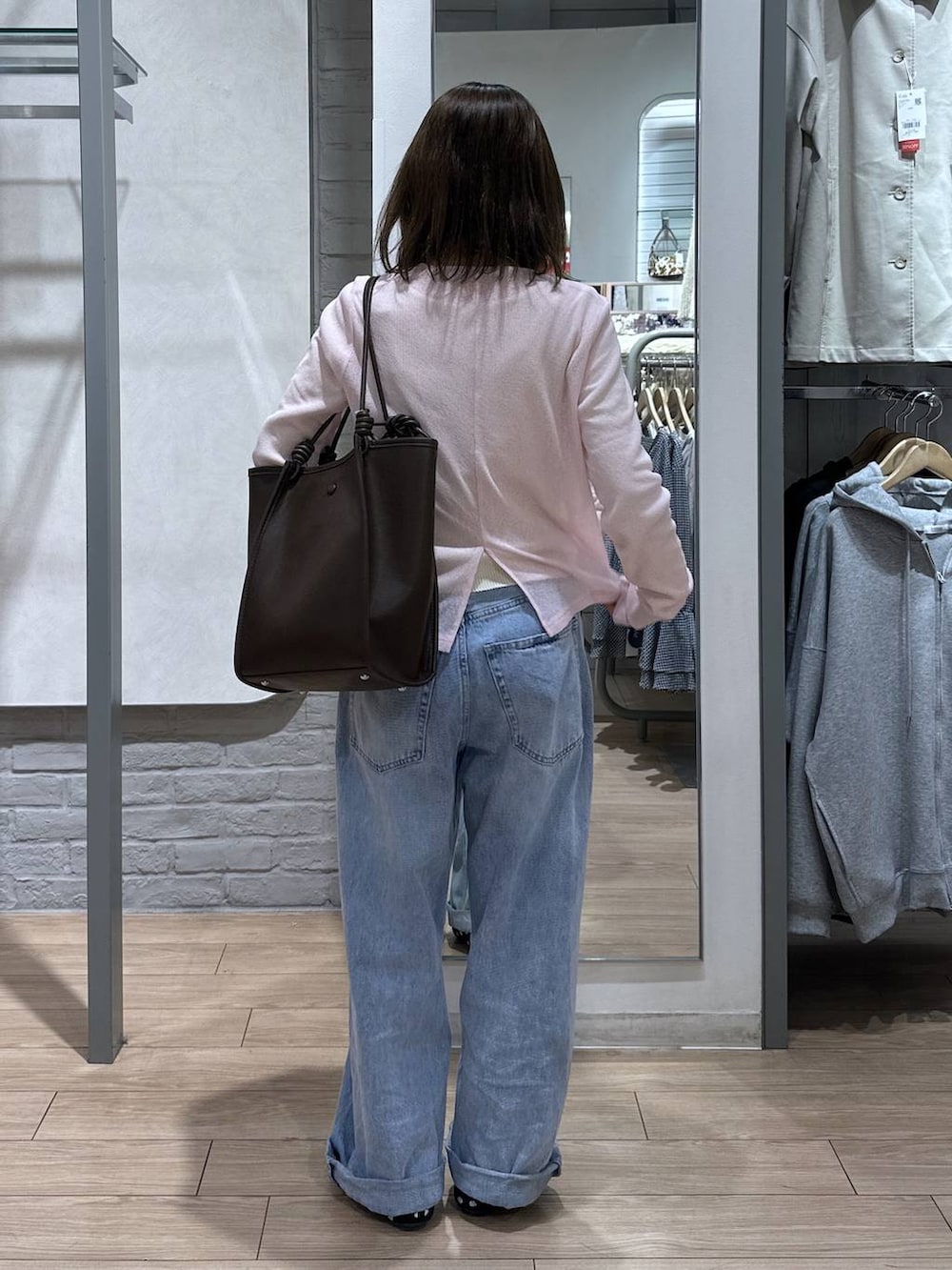 ブルー系のデニムパンツ、その他のパンプス、ホワイト系のニット/セーターを着用したレディースの春コーディネートの3枚目の写真