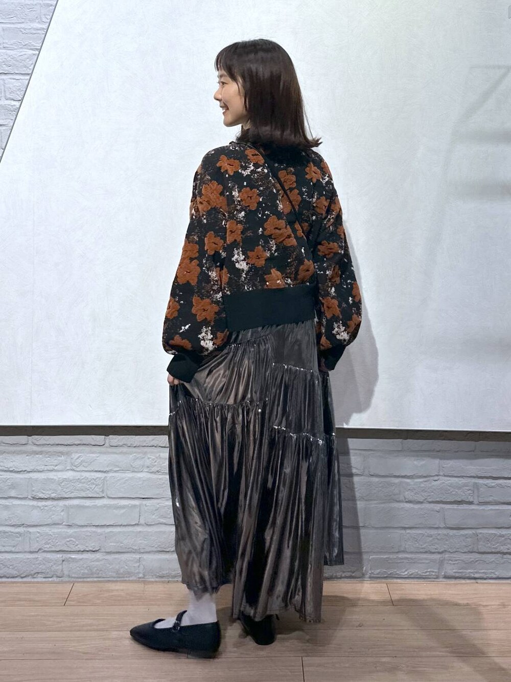 ブラック系のショルダーバッグ、グレー系のスカート、ブラック系のバレエシューズを着用したレディースの秋コーディネートの5枚目の写真