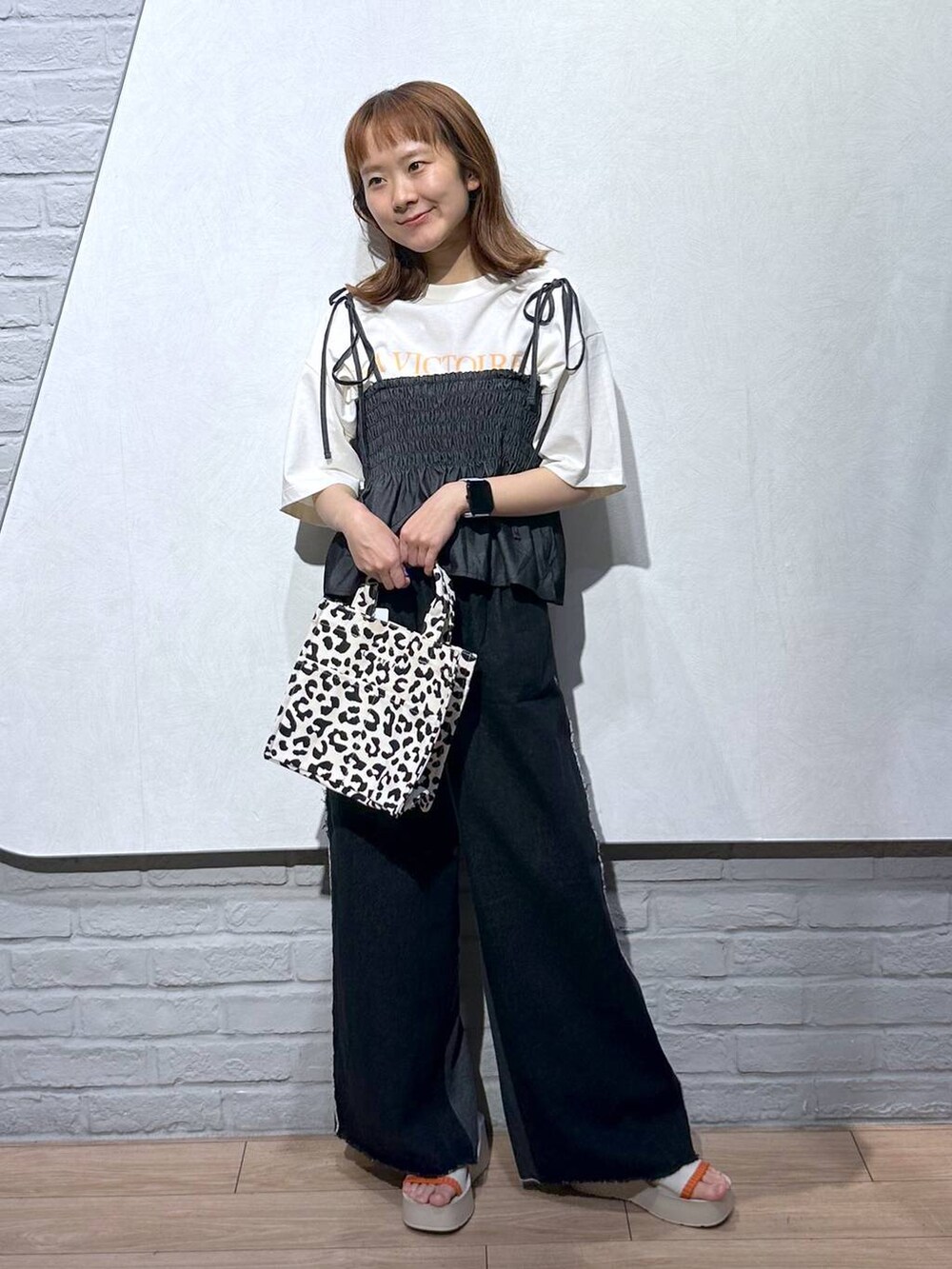 ベージュ系のサンダル、ホワイト系のTシャツ/カットソー、その他のトートバッグを着用したレディースの夏コーディネートの3枚目の写真