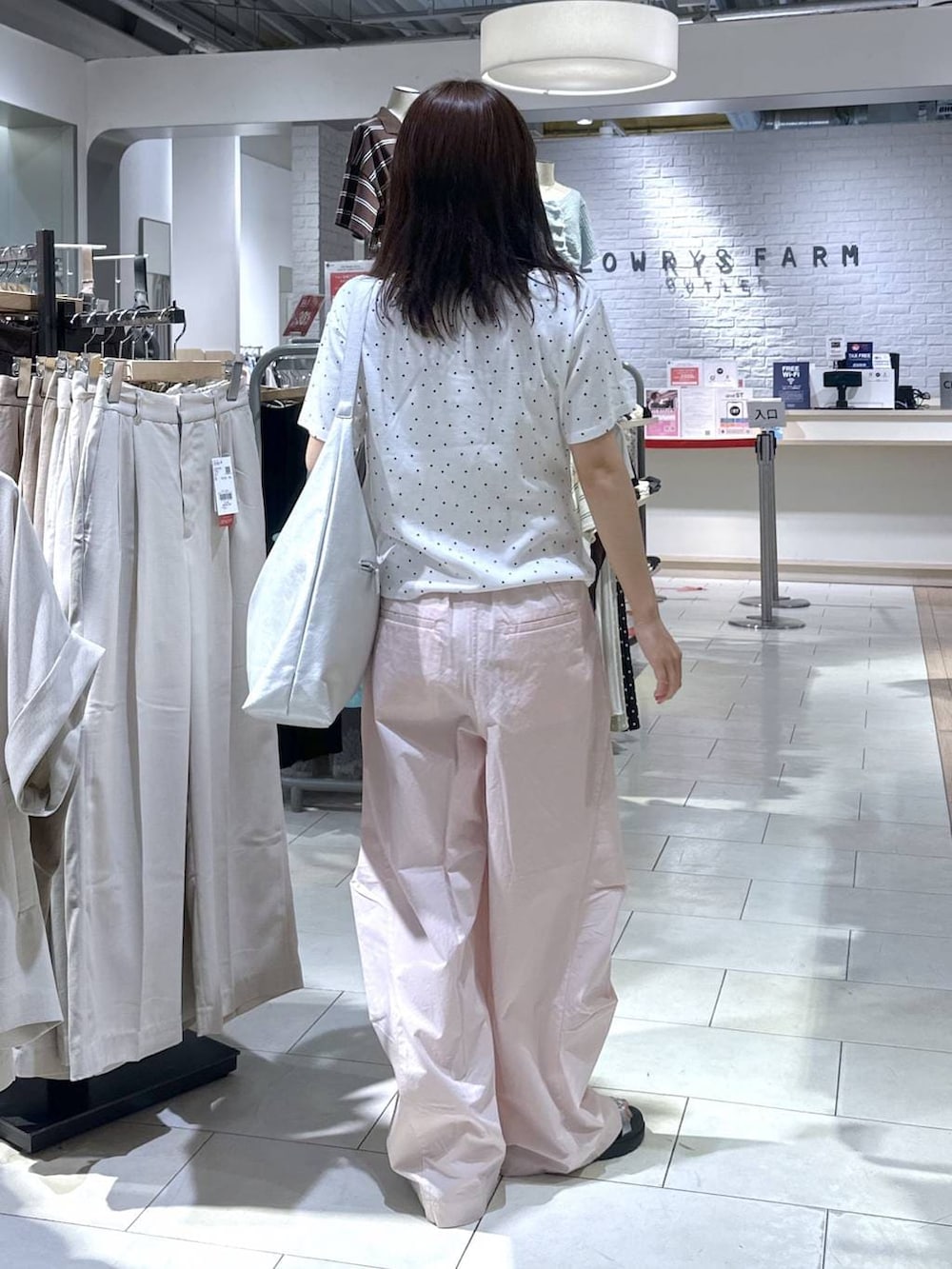 ピンク系のその他パンツ、ベージュ系のTシャツ/カットソー、シルバー系のショルダーバッグを着用したレディースの夏コーディネートの4枚目の写真