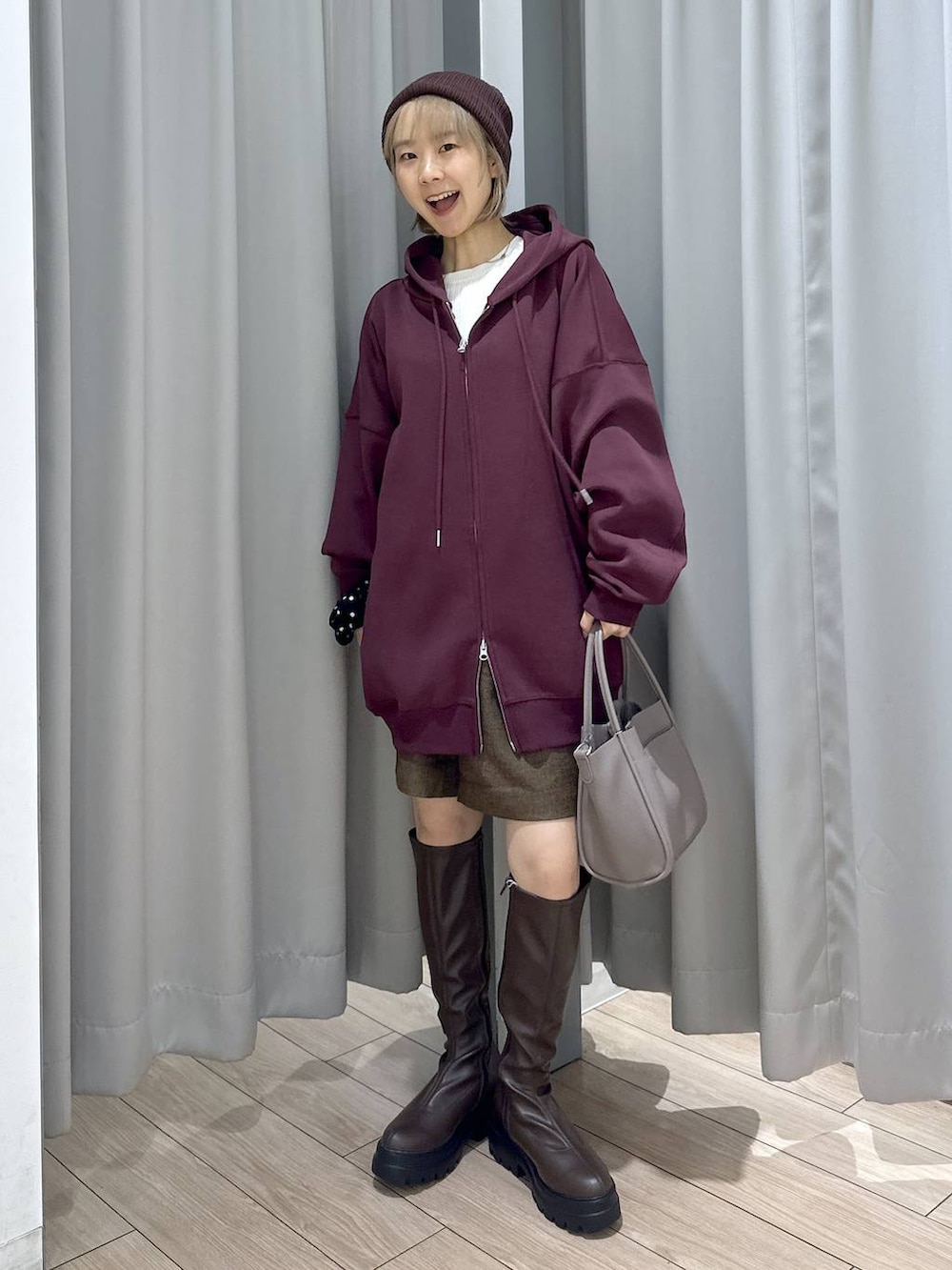 ホワイト系のニット/セーター、レッド系のパーカー、ブラウン系のその他パンツを着用したレディースの秋コーディネートの2枚目の写真