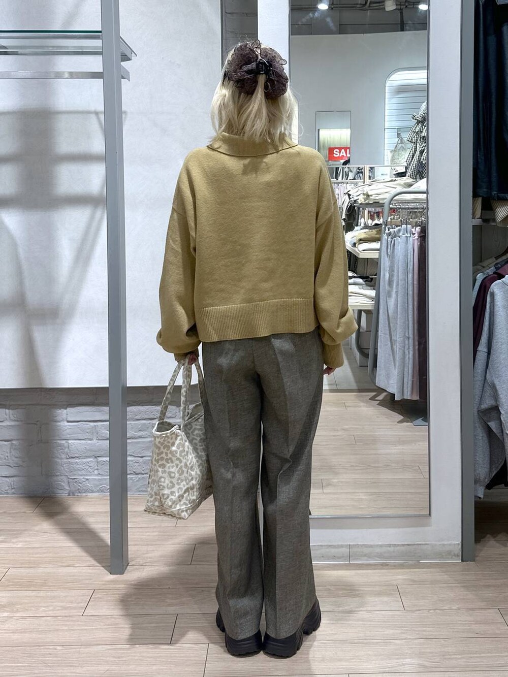 ベージュ系のショルダーバッグ、ブラウン系のデニムパンツ、ブラウン系のローファーを着用したレディースの冬コーディネートの5枚目の写真