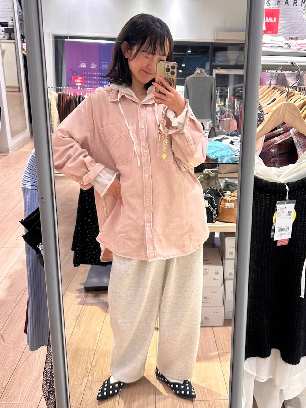 グレー系のスウェットパンツ、ホワイト系のシャツ/ブラウス、ピンク系のシャツ/ブラウスを着用したレディースの冬コーディネートの3枚目の写真