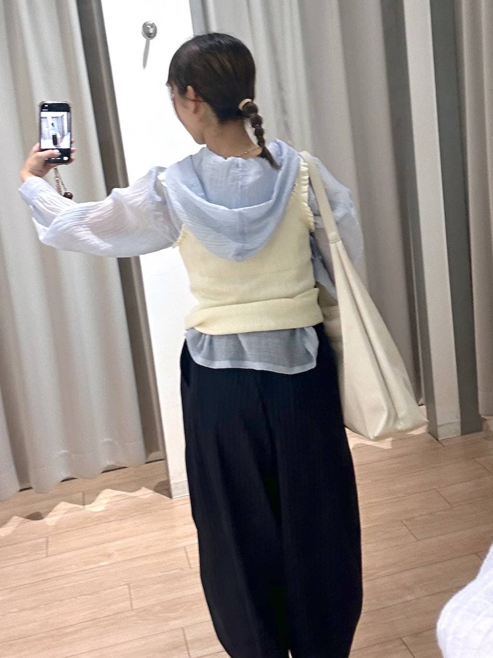 ホワイト系のショルダーバッグ、ブルー系のその他パンツ、ホワイト系のスニーカーを着用したレディースの春コーディネートの6枚目の写真