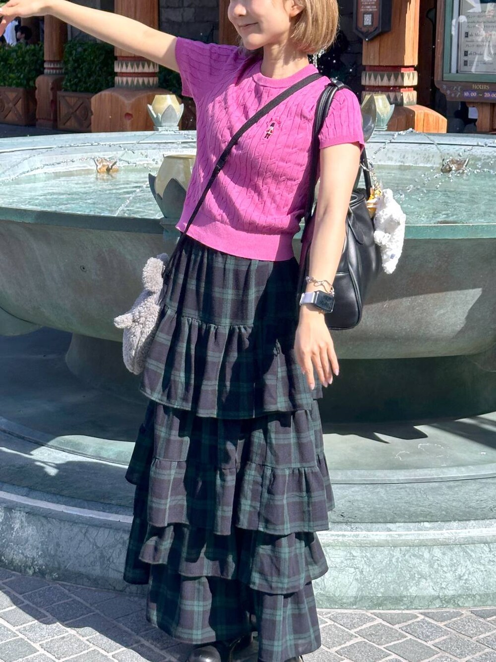 グリーン系のスカートを着用したレディースの秋コーディネートの4枚目の写真