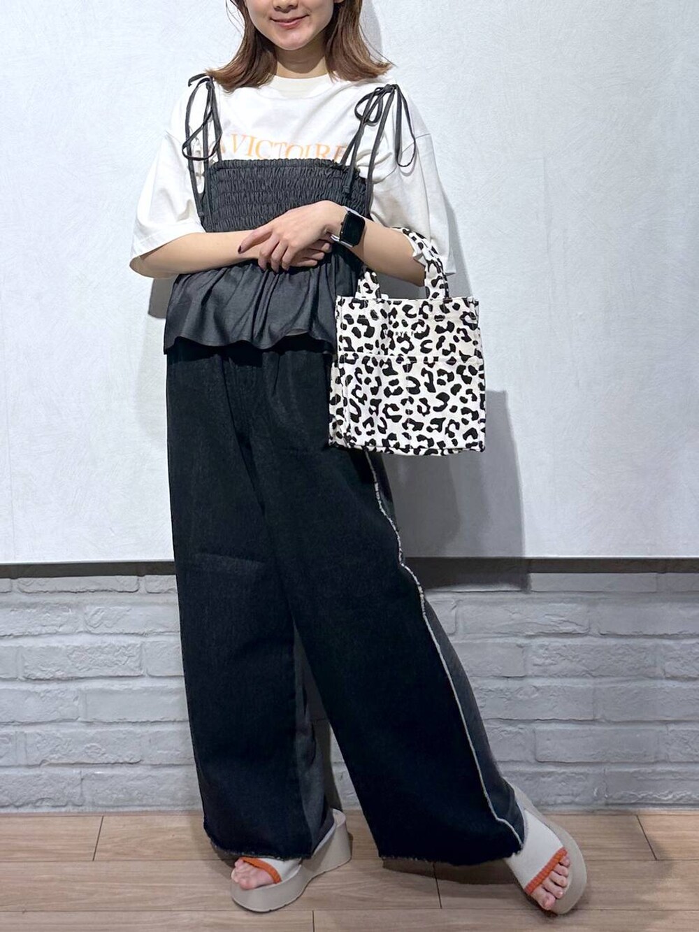 ベージュ系のサンダル、ホワイト系のTシャツ/カットソー、その他のトートバッグを着用したレディースの夏コーディネートの5枚目の写真