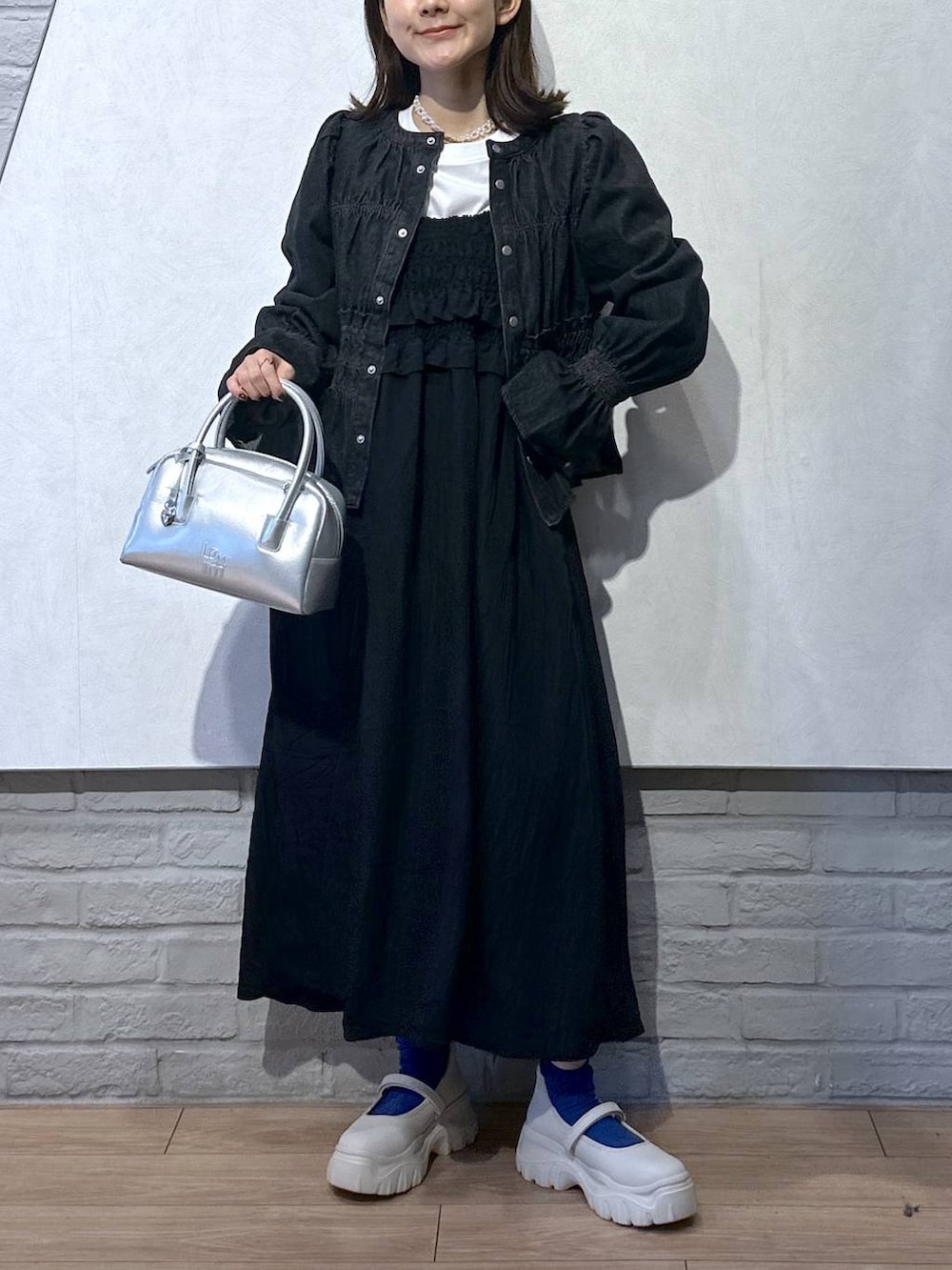 ブラック系のシャツ/ブラウス、ホワイト系のTシャツ/カットソー、ホワイト系のスニーカーを着用したレディースの秋コーディネートの2枚目の写真