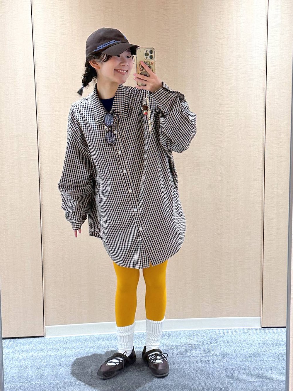 ブラウン系のシャツ/ブラウス、ブラウン系のキャップを着用したレディースの春コーディネートの2枚目の写真