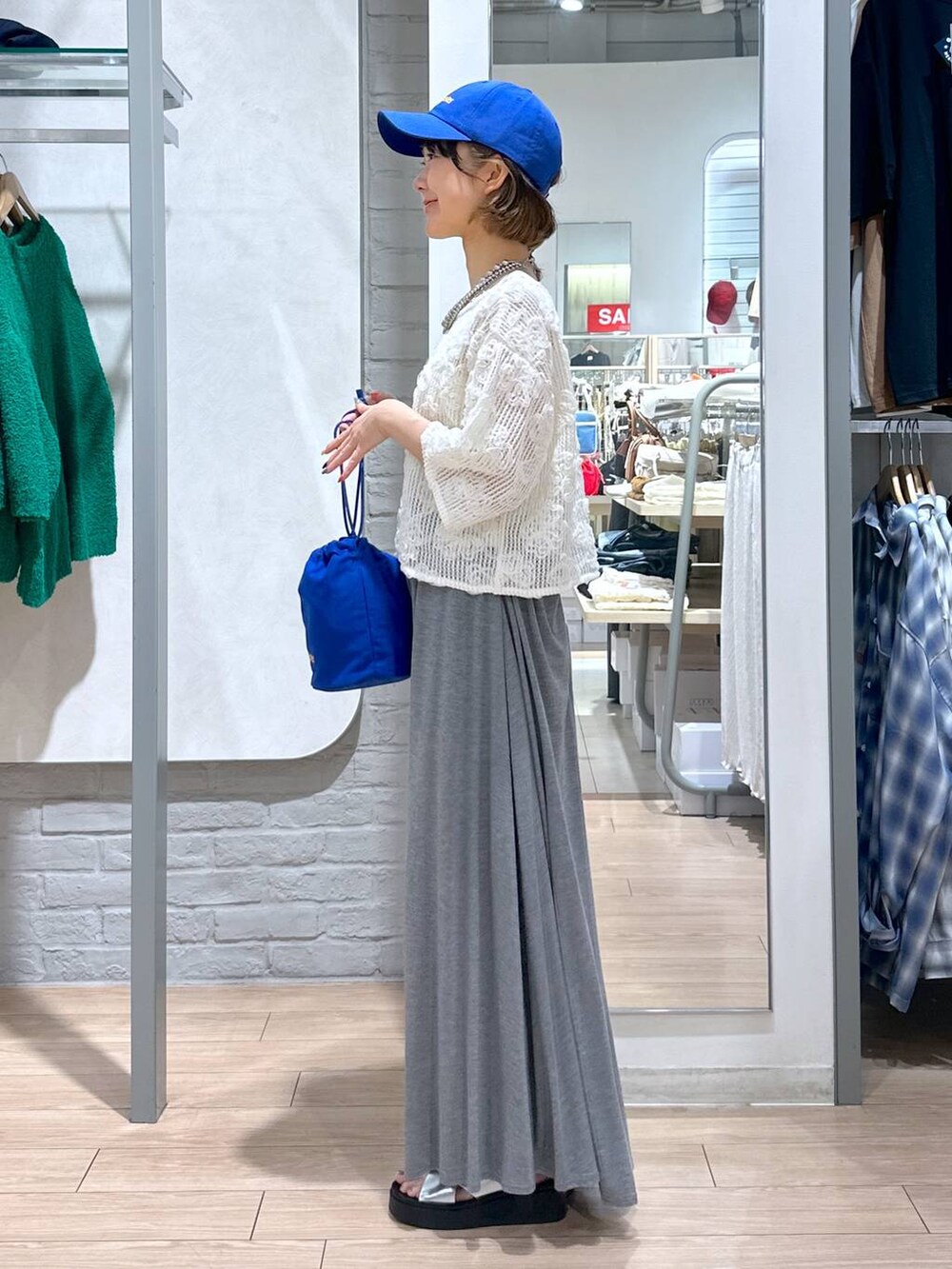 シルバー系のサンダル、ホワイト系のTシャツ/カットソー、ブルー系のショルダーバッグを着用したレディースの夏コーディネートの2枚目の写真