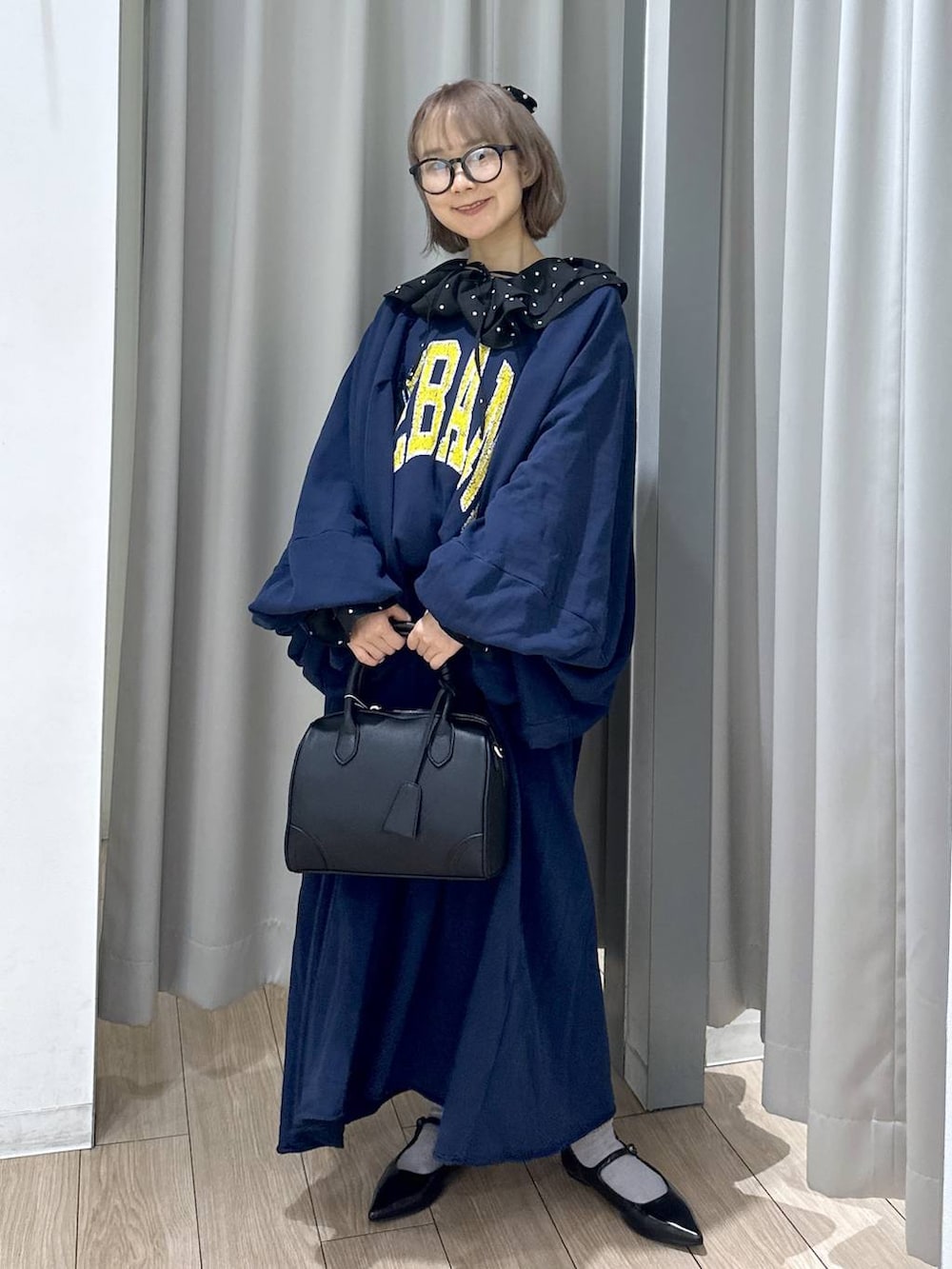 ブラック系のショルダーバッグ、ブラック系のパンプス、その他のシャツ/ブラウスを着用したレディースの秋コーディネートの4枚目の写真