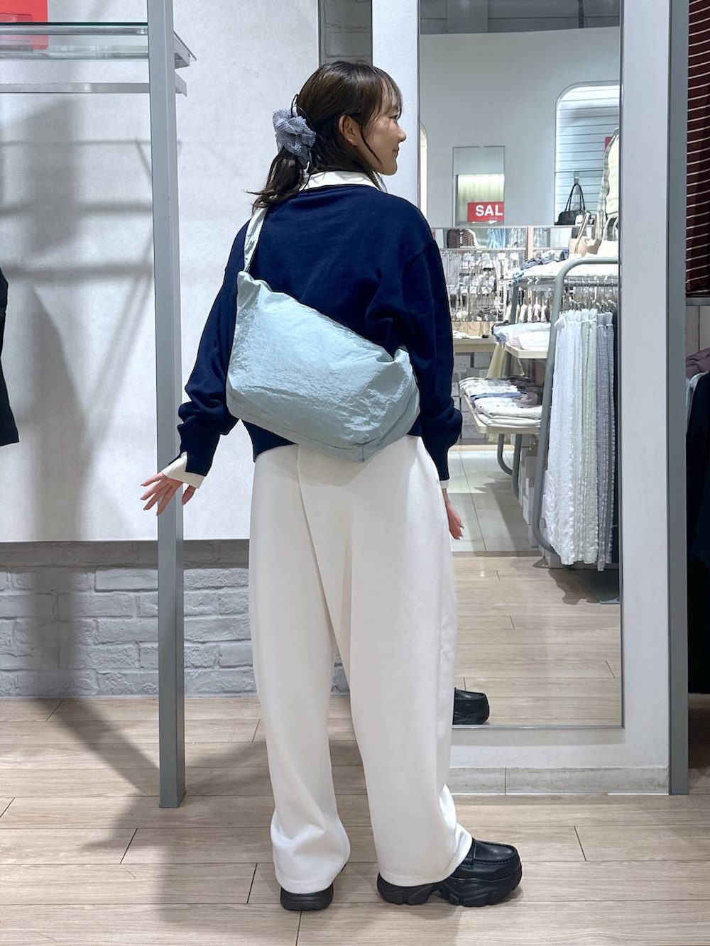 ベージュ系のTシャツ/カットソー、ベージュ系のスウェットパンツ、ブラック系のローファーを着用したレディースの春コーディネートの7枚目の写真