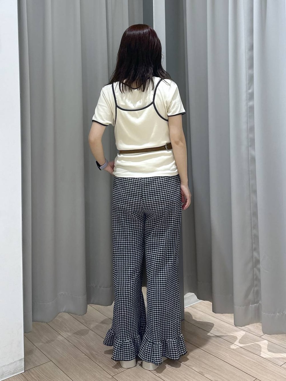 ホワイト系のサンダル、ベージュ系のTシャツ/カットソー、ブラック系のその他パンツを着用したレディースの夏コーディネートの4枚目の写真