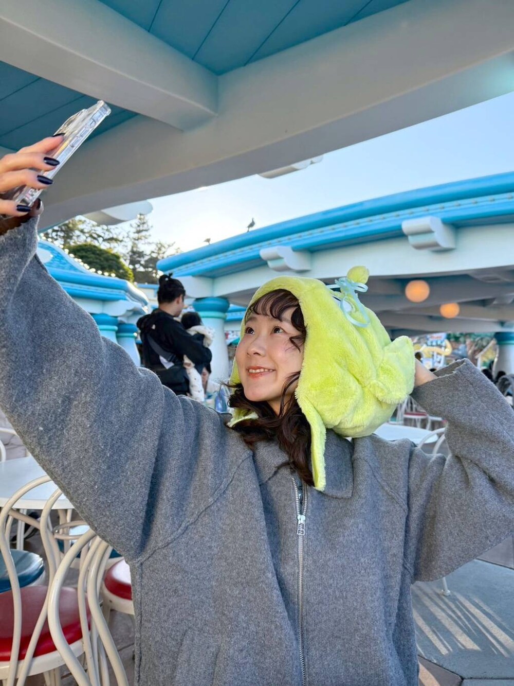 グレー系のバックパック/リュック、グレー系のブルゾンを着用したレディースの冬コーディネートの2枚目の写真