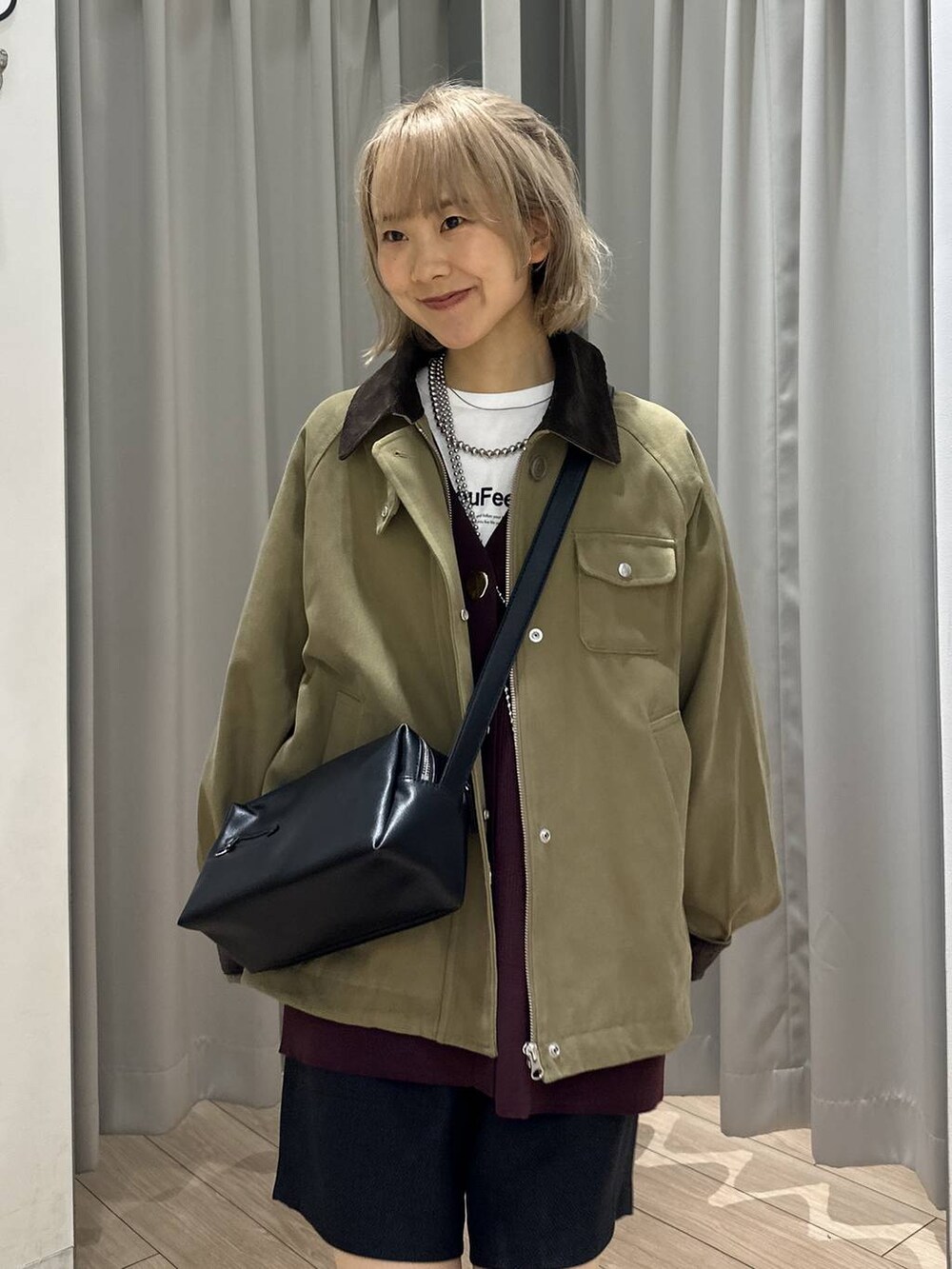 グレー系のその他パンツ、ブラウン系のその他アウター、ブラック系のショルダーバッグを着用したレディースの秋コーディネートの2枚目の写真