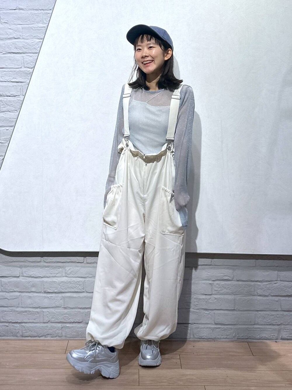 ホワイト系のワンピース、シルバー系のスニーカー、ホワイト系のキャミソールを着用したレディースの秋コーディネートの5枚目の写真