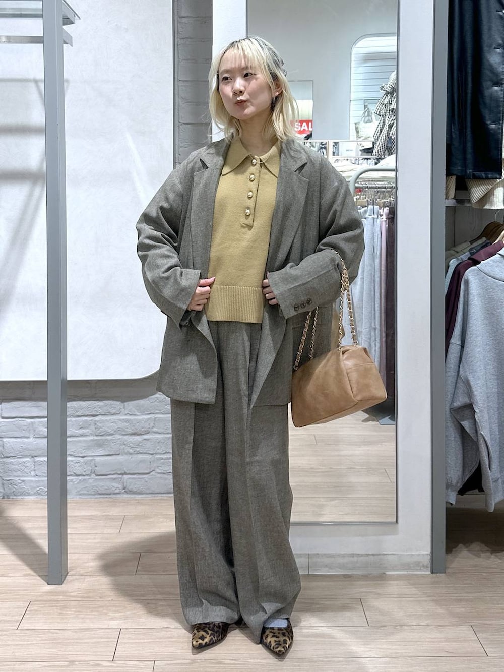 その他のパンプス、ブラウン系のテーラードジャケット、ブラウン系のデニムパンツを着用したレディースの冬コーディネートの4枚目の写真