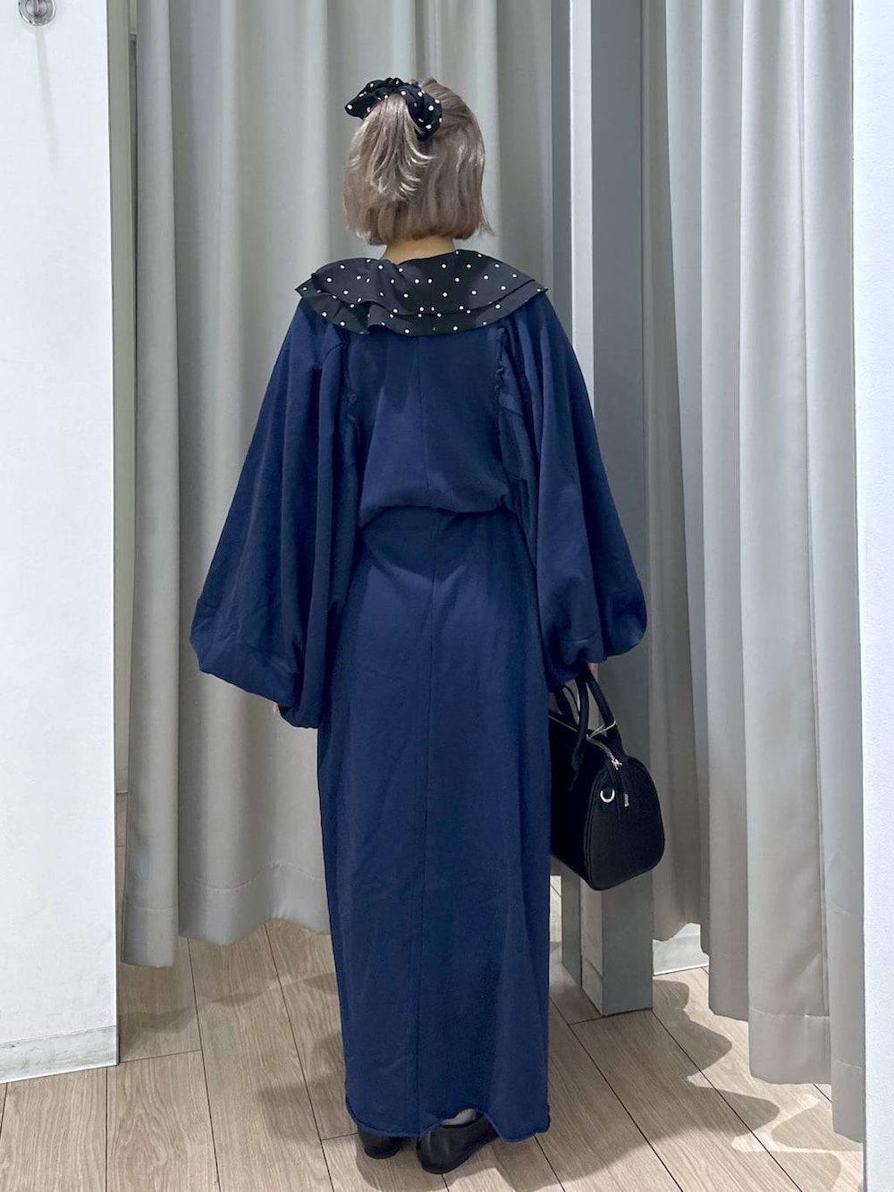 ブラック系のショルダーバッグ、ブラック系のパンプス、その他のシャツ/ブラウスを着用したレディースの秋コーディネートの5枚目の写真