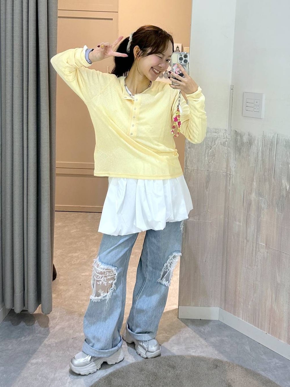 ホワイト系のTシャツ/カットソー、ブルー系のデニムパンツ、イエロー系のTシャツ/カットソーを着用したレディースの秋コーディネートの4枚目の写真