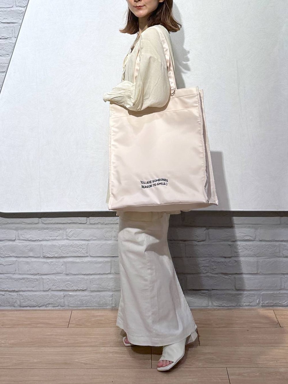 ブラウン系のTシャツ/カットソー、ホワイト系のトートバッグ、ホワイト系のスカートを着用したレディースの夏コーディネートの3枚目の写真