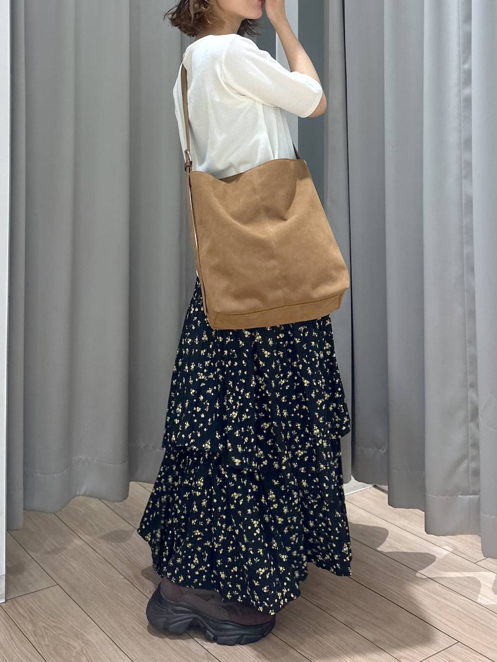 ベージュ系のショルダーバッグ、ホワイト系のTシャツ/カットソー、その他のスカートを着用したレディースの夏コーディネートの2枚目の写真