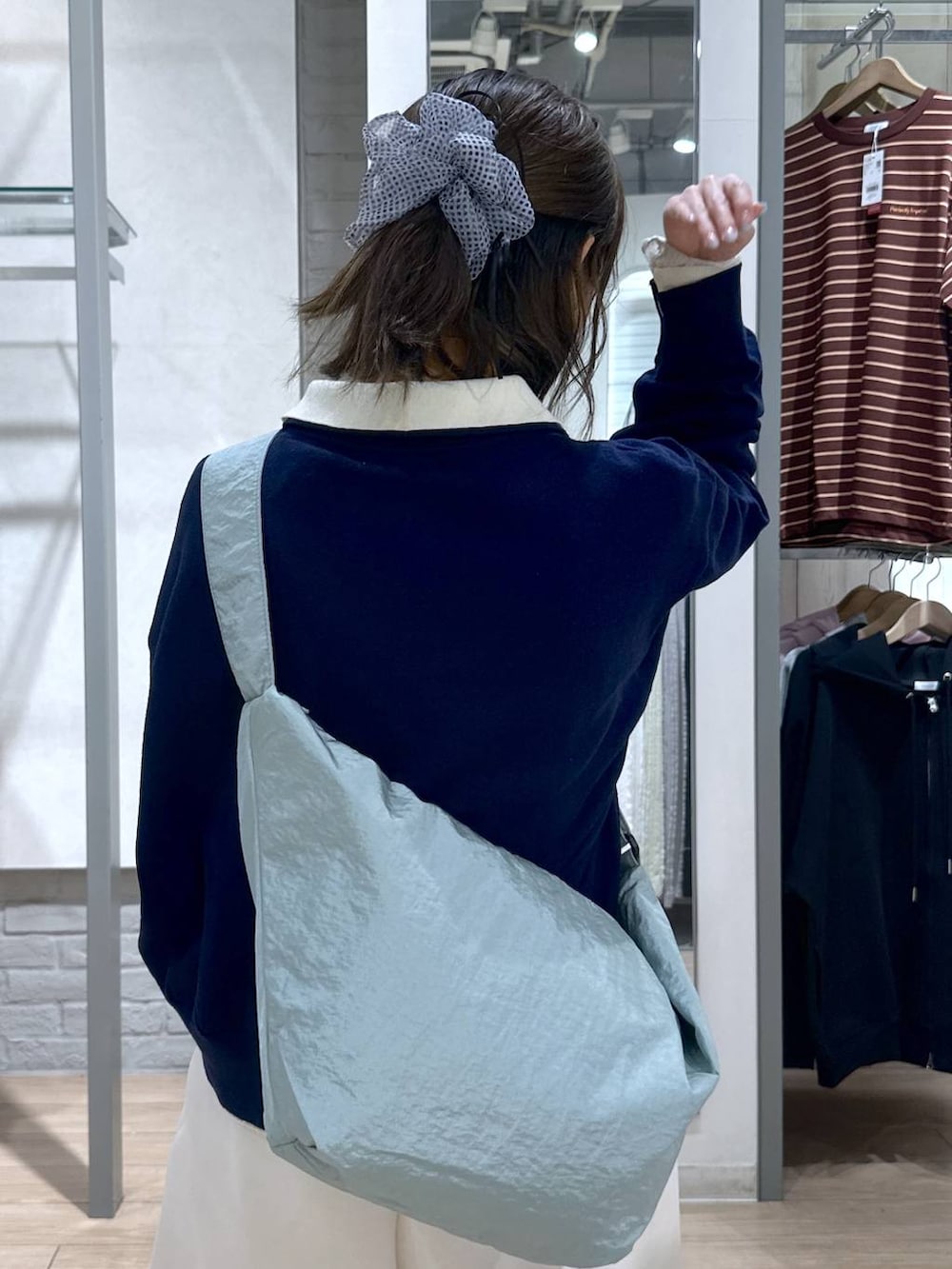 ベージュ系のTシャツ/カットソー、ベージュ系のスウェットパンツ、ブラック系のローファーを着用したレディースの春コーディネートの4枚目の写真