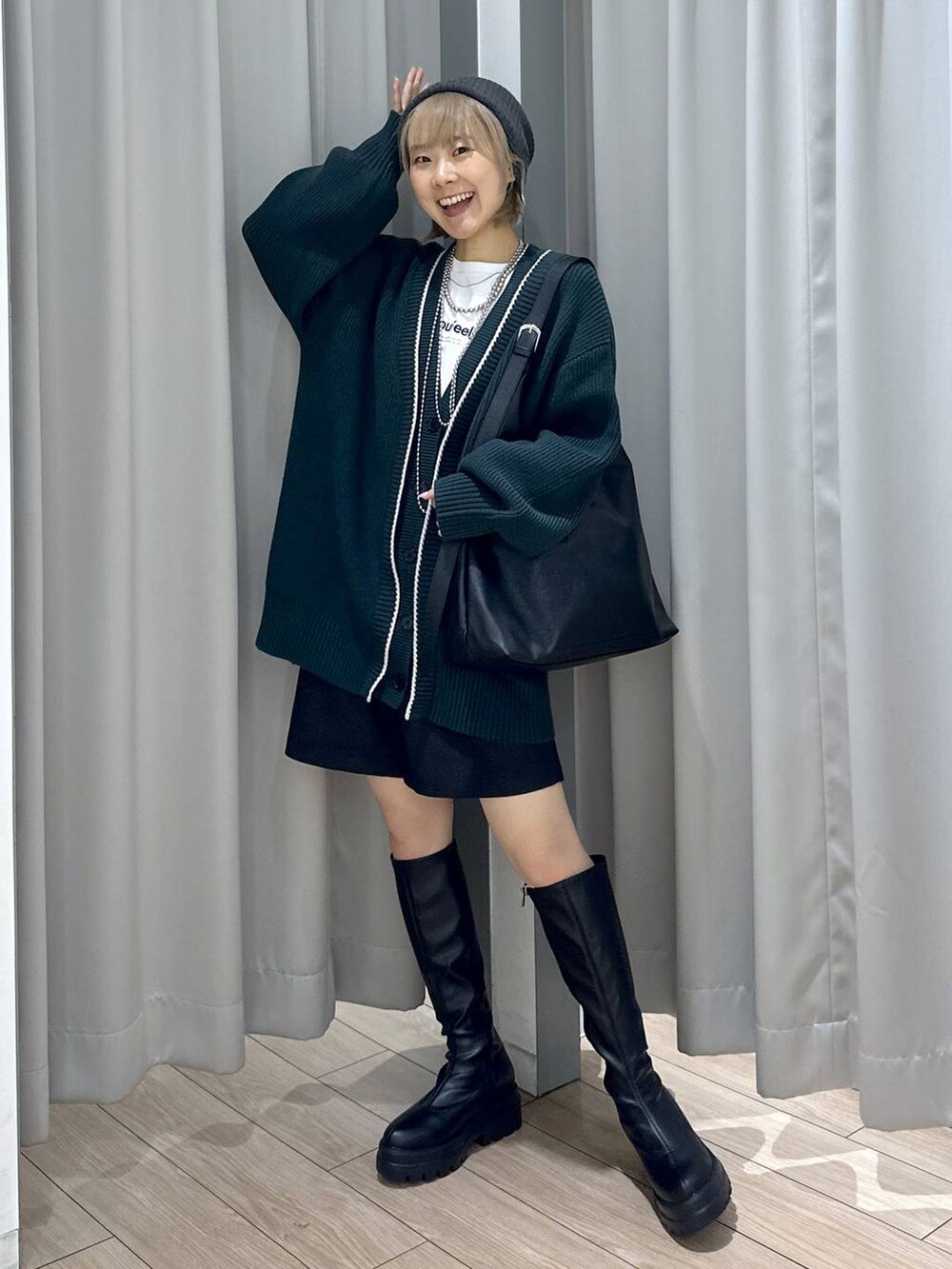 ブラック系のショルダーバッグ、グリーン系のカーディガン/ボレロ、グレー系のその他パンツを着用したレディースの秋コーディネートの2枚目の写真