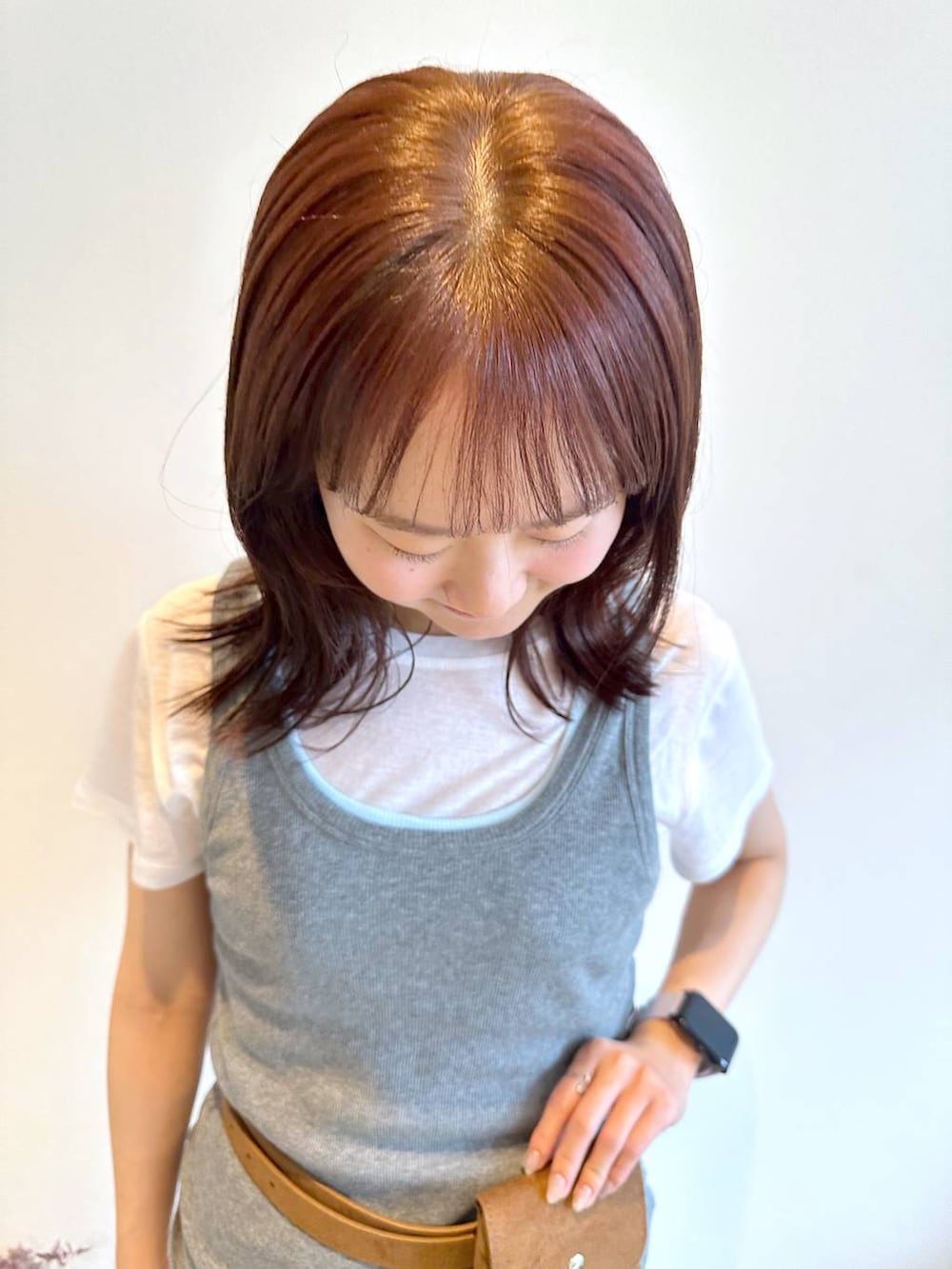 グレー系のタンクトップ、ホワイト系のTシャツ/カットソー、イエロー系のベルトを着用したレディースの夏コーディネートの5枚目の写真