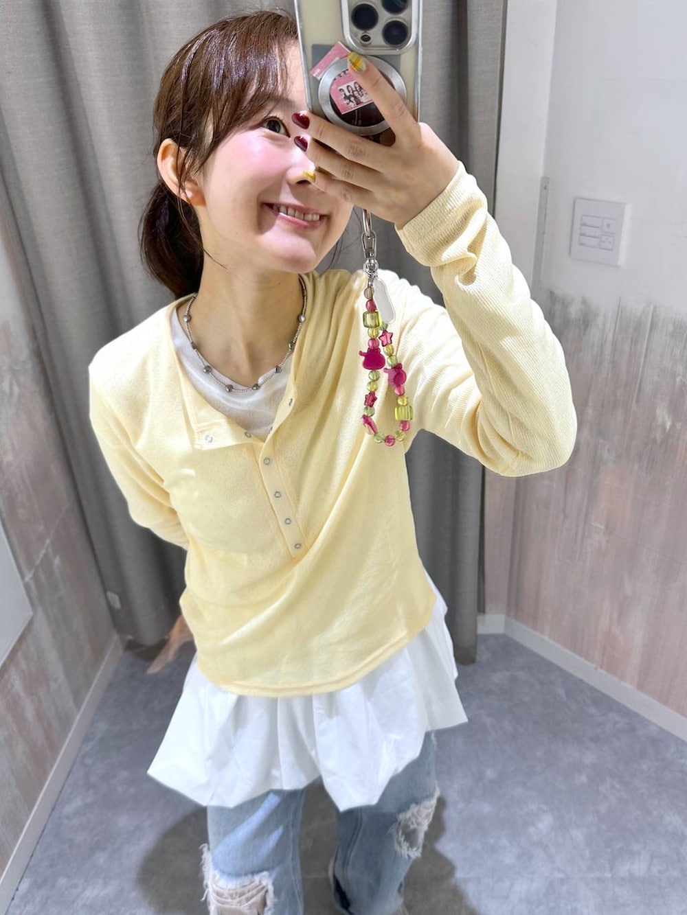 ホワイト系のTシャツ/カットソー、ブルー系のデニムパンツ、イエロー系のTシャツ/カットソーを着用したレディースの秋コーディネートの3枚目の写真