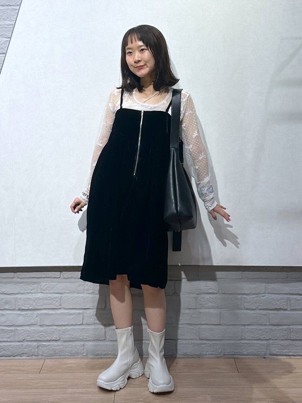 ブラック系のボディバッグ/ウエストポーチ、ホワイト系のキャミソール、ホワイト系のTシャツ/カットソーを着用したレディースの夏コーディネートの4枚目の写真