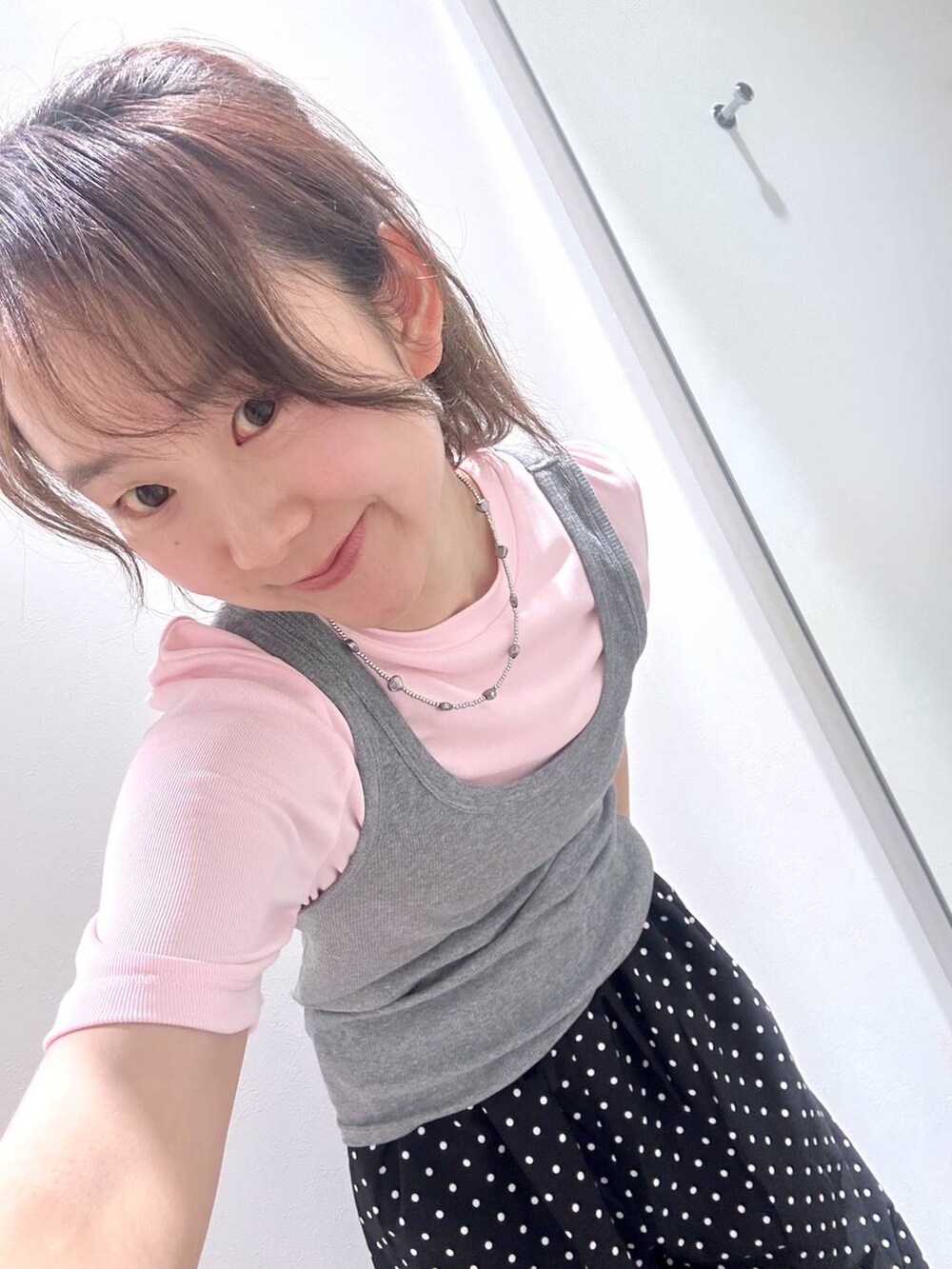 グレー系のタンクトップ、ブラック系のサンダル、ピンク系のTシャツ/カットソーを着用したレディースの夏コーディネートの5枚目の写真
