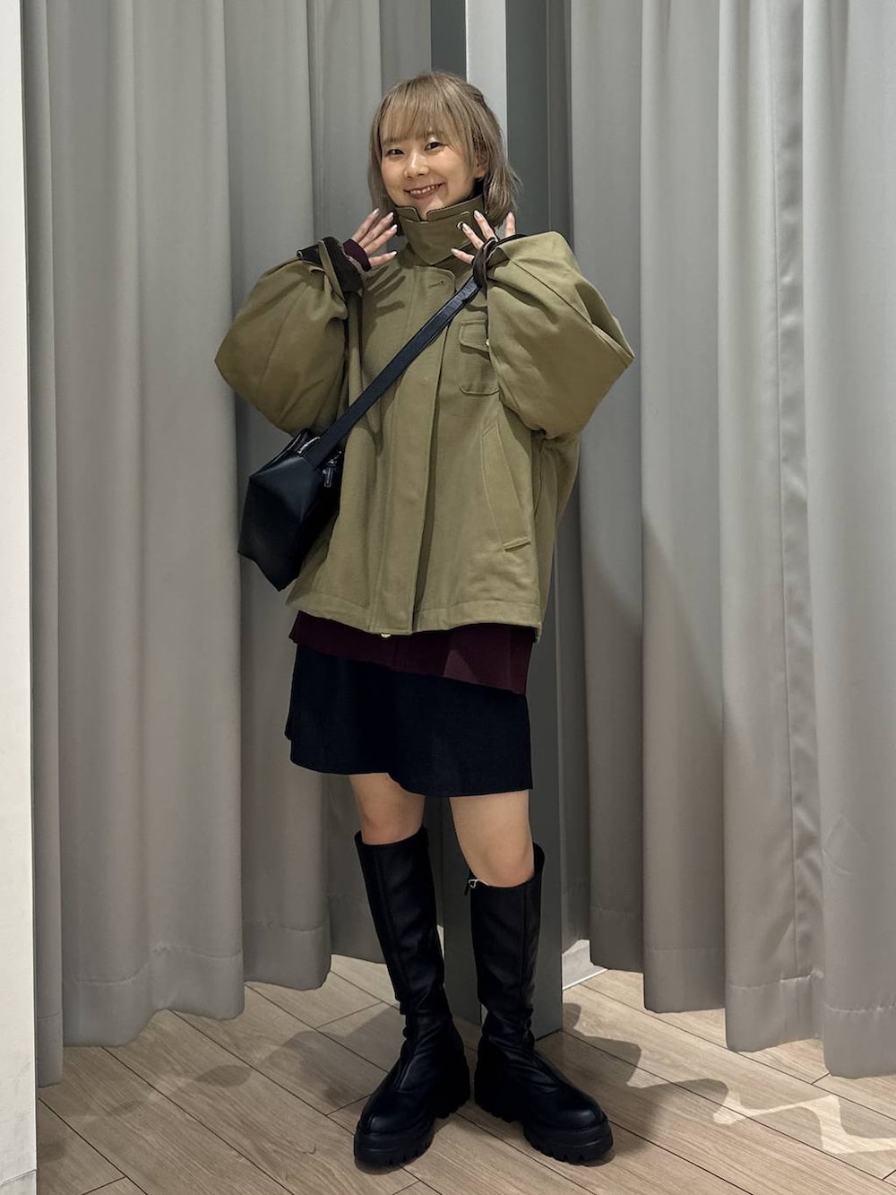 グレー系のその他パンツ、ブラウン系のその他アウター、ブラック系のショルダーバッグを着用したレディースの秋コーディネートの6枚目の写真