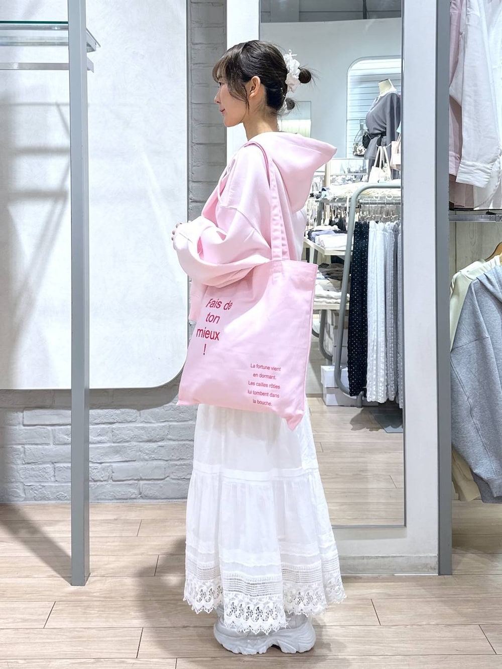 ホワイト系のTシャツ/カットソー、ピンク系のパーカー、ピンク系のトートバッグを着用したレディースの春コーディネートの3枚目の写真