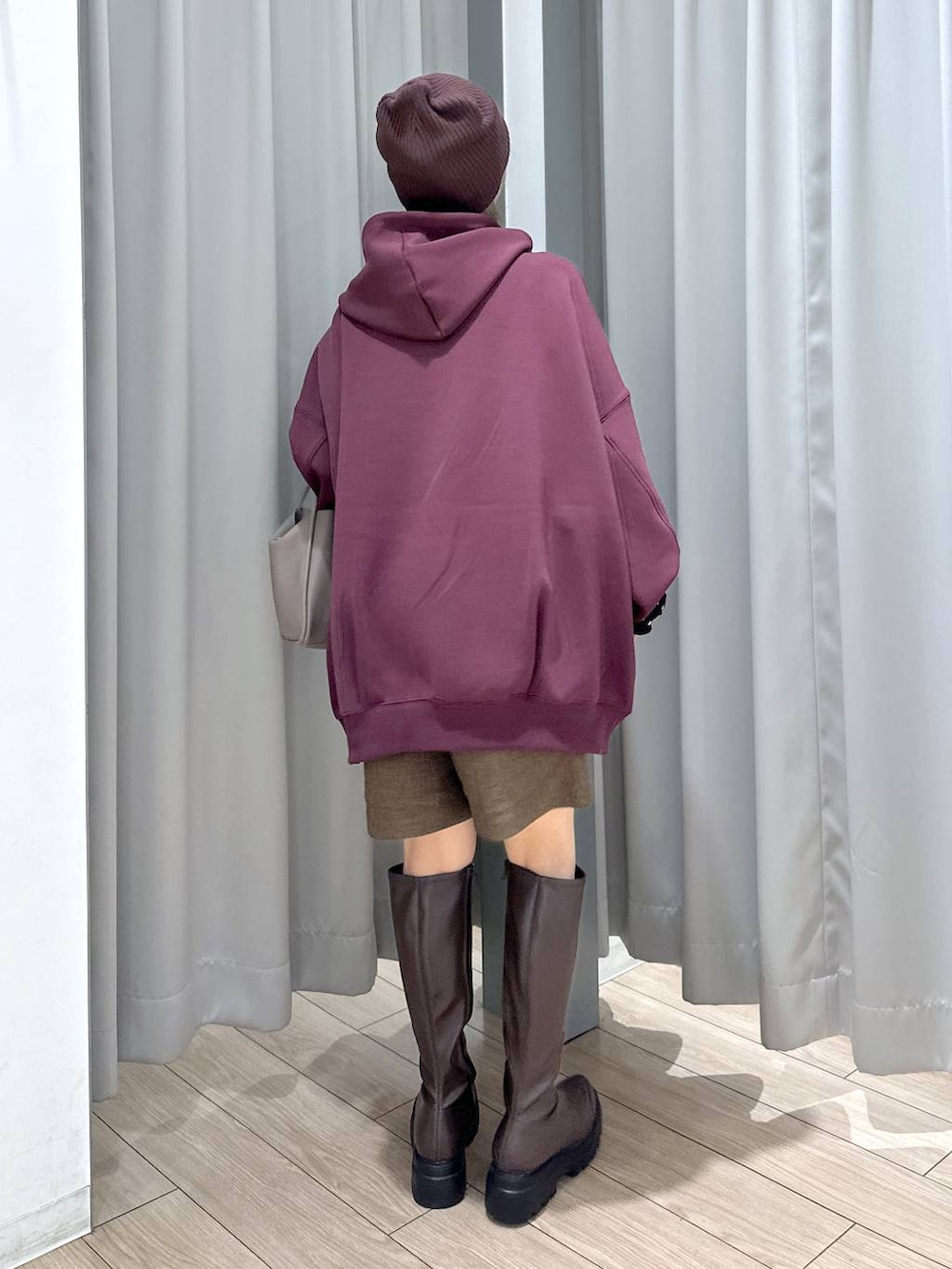 ホワイト系のニット/セーター、レッド系のパーカー、ブラウン系のその他パンツを着用したレディースの秋コーディネートの5枚目の写真