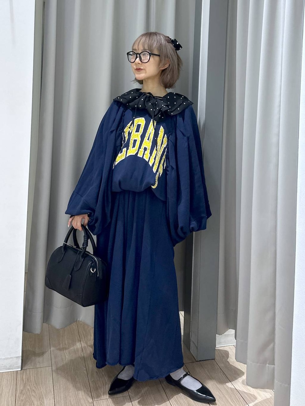 ブラック系のショルダーバッグ、ブラック系のパンプス、その他のシャツ/ブラウスを着用したレディースの秋コーディネートの2枚目の写真