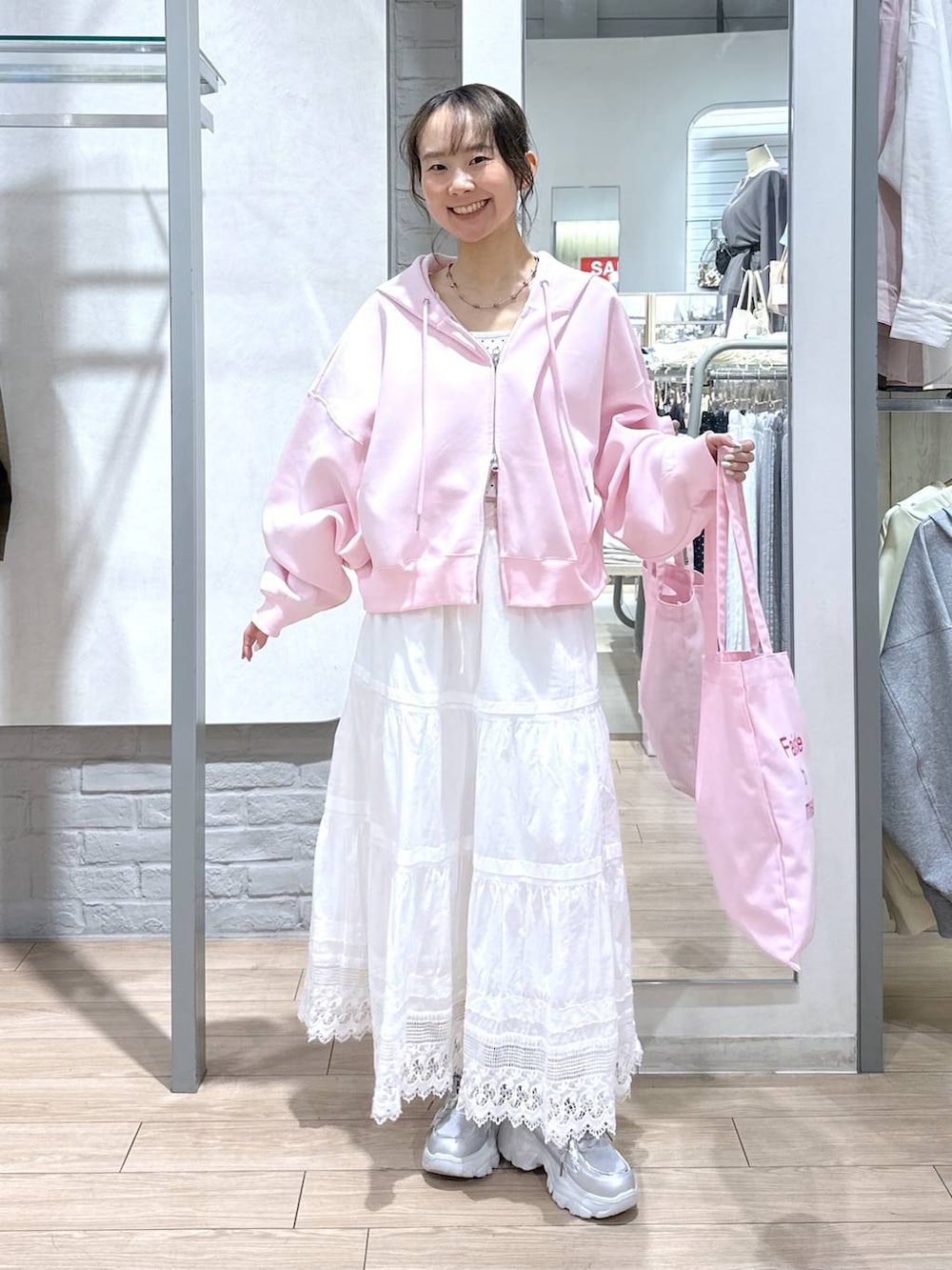 ホワイト系のTシャツ/カットソー、ピンク系のパーカー、ピンク系のトートバッグを着用したレディースの春コーディネートの4枚目の写真