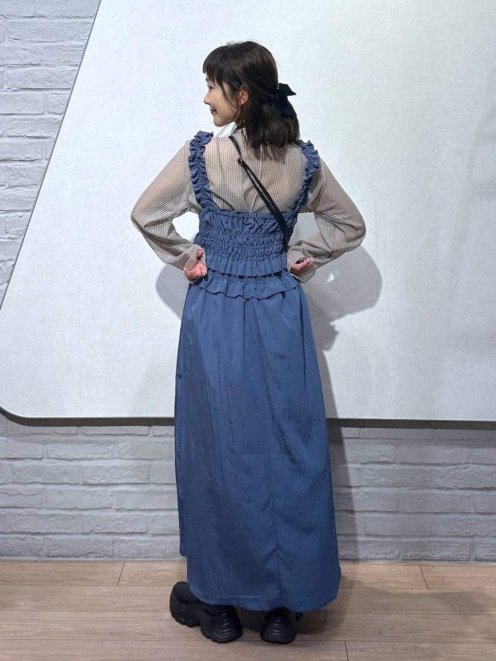 ブラック系のブーツ、ホワイト系のシャツ/ブラウス、ブラック系のキャミソールを着用したレディースの秋コーディネートの5枚目の写真