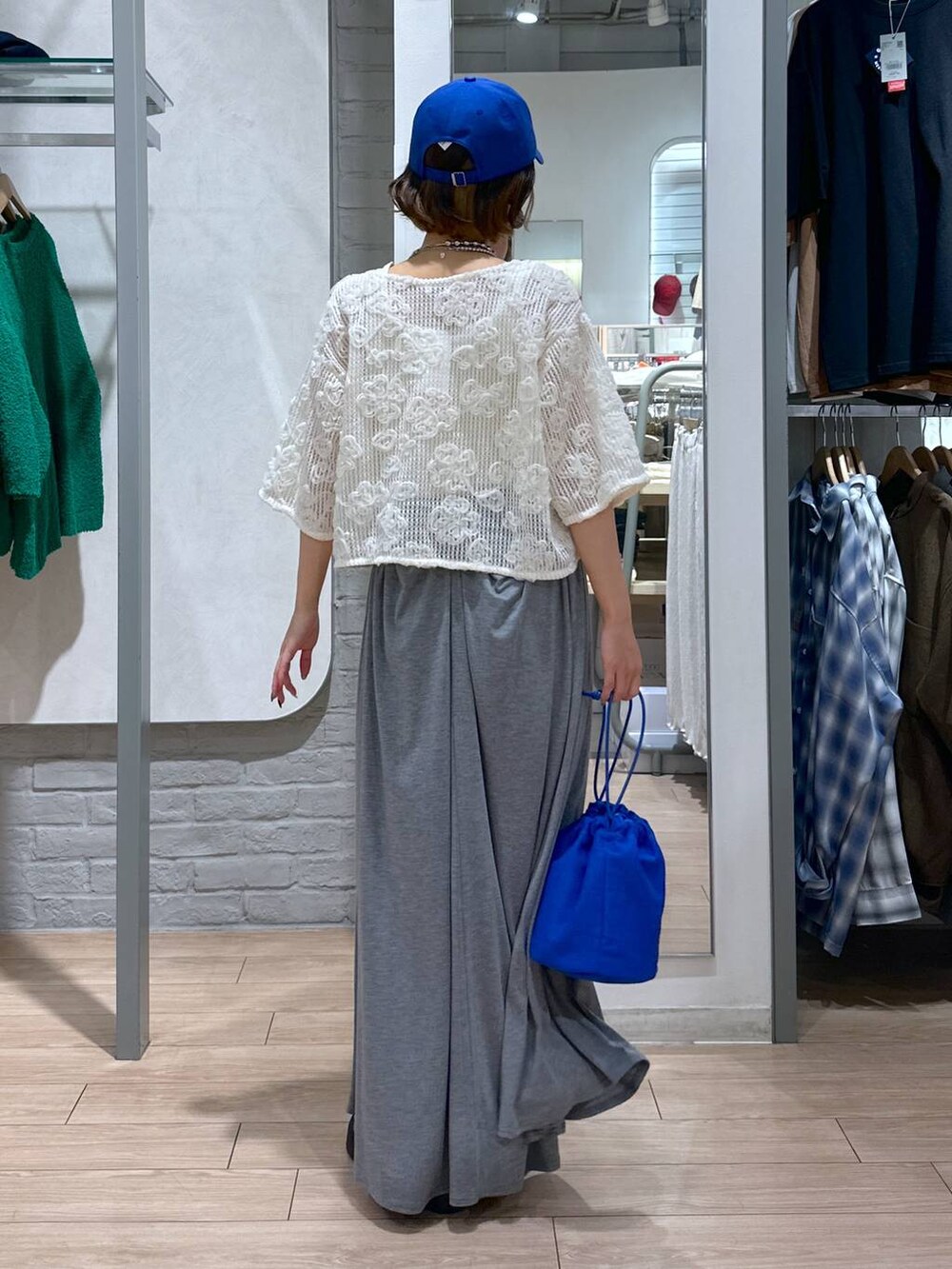 シルバー系のサンダル、ホワイト系のTシャツ/カットソー、ブルー系のショルダーバッグを着用したレディースの夏コーディネートの5枚目の写真