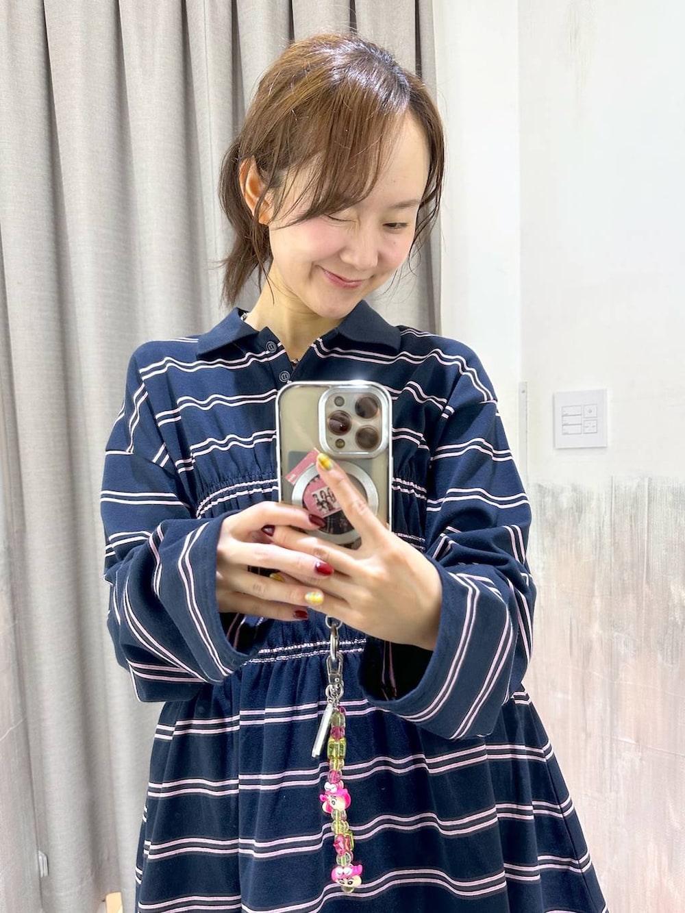 ブルー系のポロシャツ、ブラック系のその他パンツ、シルバー系のスニーカーを着用したレディースの秋コーディネートの2枚目の写真