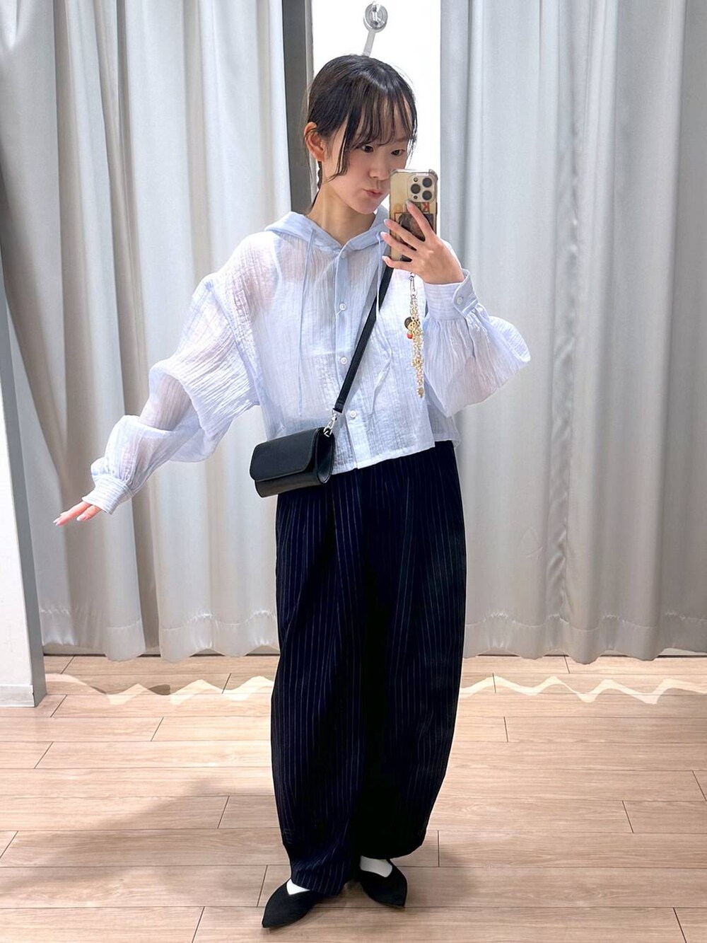 ブルー系のその他パンツ、ブラック系のパンプス、ブラック系のボディバッグ/ウエストポーチを着用したレディースの春コーディネートの5枚目の写真