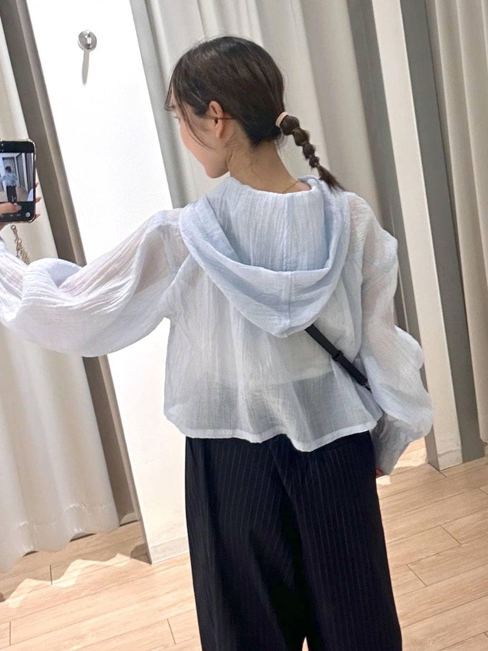 ブルー系のその他パンツ、ブラック系のパンプス、ブラック系のボディバッグ/ウエストポーチを着用したレディースの春コーディネートの6枚目の写真