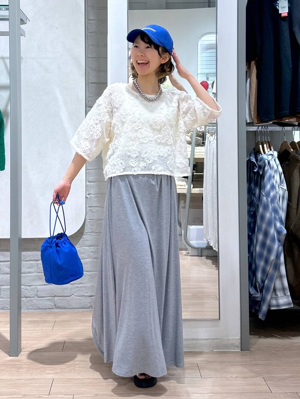 シルバー系のサンダル、ホワイト系のTシャツ/カットソー、ブルー系のショルダーバッグを着用したレディースの夏コーディネートの4枚目の写真